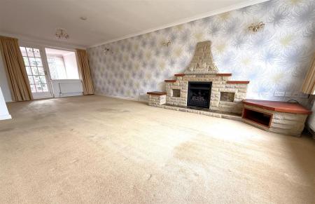 SITTING/DINING ROOM