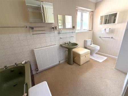 L-SHAPED BATHROOM