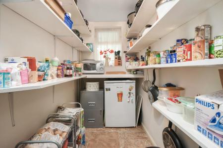 WALK-IN PANTRY / UTILITY