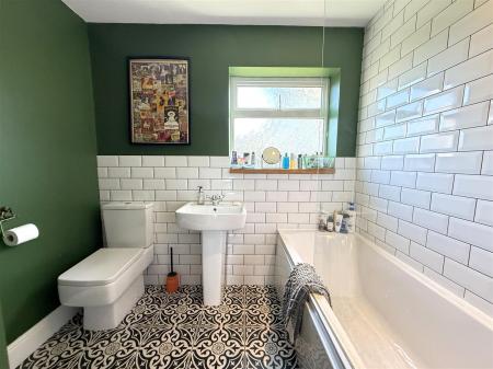 GROUND FLOOR BATHROOM