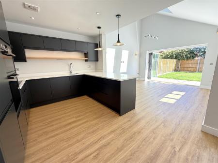 L SHAPED LIVING/DINING KITCHEN