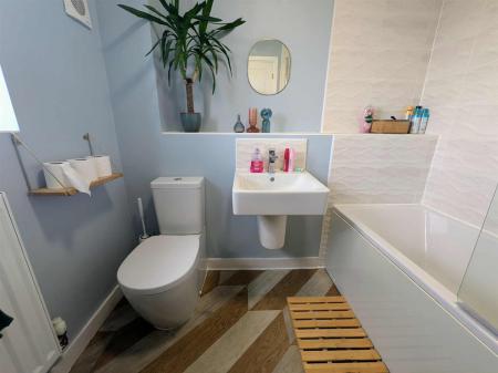 2 Hardy Close Bathroom 08-09-25 (002).jpg