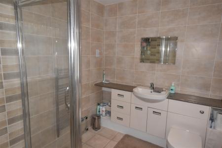 EN-SUITE SHOWER ROOM