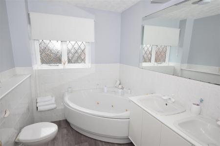 EN-SUITE BATHROOM