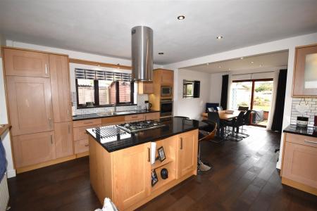 OPEN PLAN KITCHEN & DINING AREA