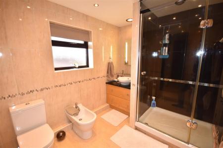 EN SUITE SHOWER ROOM