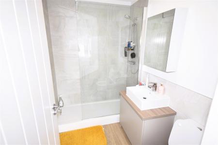 EN-SUITE SHOWER ROOM