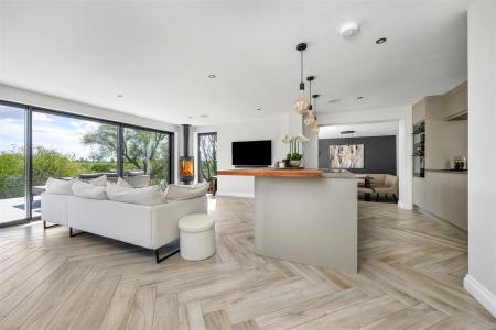 OPEN PLAN KITCHEN & FAMILY ROOM