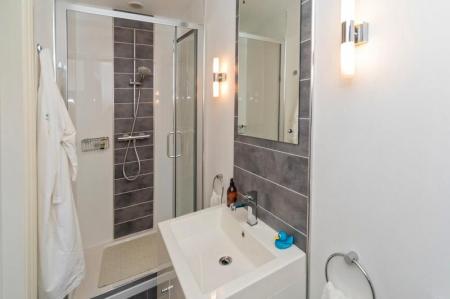 EN-SUITE SHOWER ROOM