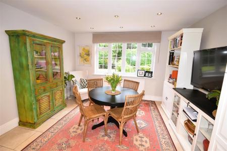 OPEN PLAN KITCHEN & DINING ROOM