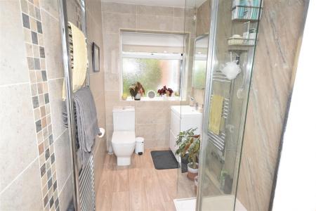 FAMILY SHOWER ROOM