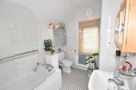 EN-SUITE BATHROOM