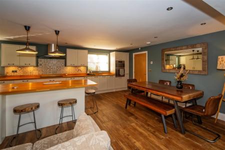 OPEN PLAN LIVING AND DINING KITCHEN