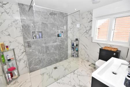 EN-SUITE SHOWER ROOM