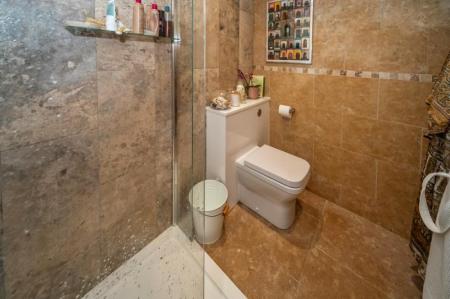 EN-SUITE SHOWER ROOM