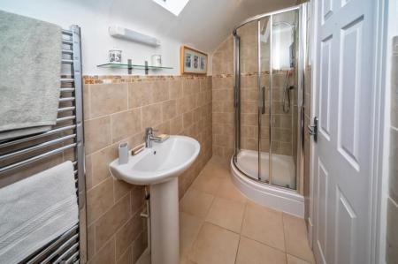 EN-SUITE SHOWER ROOM