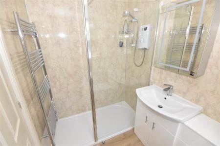 EN-SUITE SHOWER ROOM