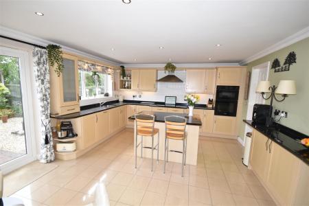 OPEN PLAN BREAKFAST KITCHEN