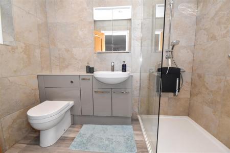 EN-SUITE SHOWER ROOM