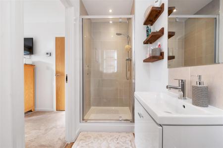 EN-SUITE SHOWER ROOM