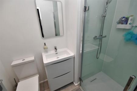 EN-SUITE SHOWER ROOM