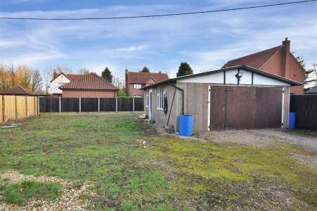 DOUBLE GARAGE/WORKSHOP