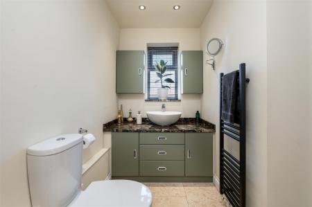 EN-SUITE BATHROOM