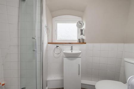 EN-SUITE SHOWER ROOM
