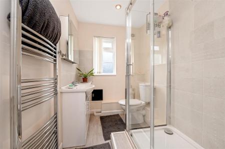 EN-SUITE SHOWER ROOM