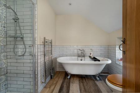 EN-SUITE BATHROOM