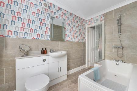 EN-SUITE JACK & JILL BATHROOM
