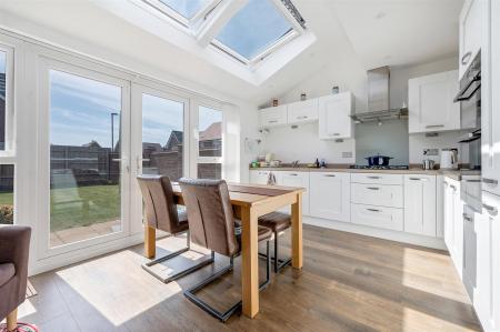 OPEN PLAN LIVING & DINING KITCHEN