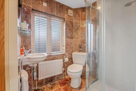 EN-SUITE SHOWER ROOM