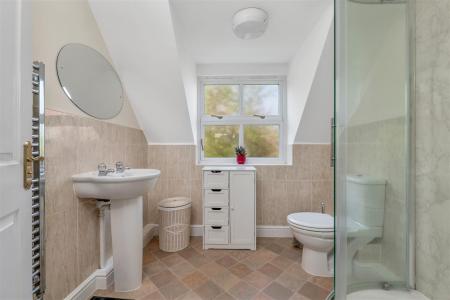 EN-SUITE SHOWER ROOM