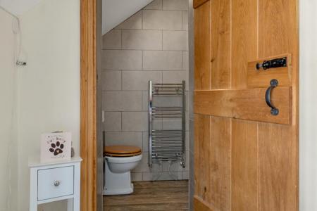 EN-SUITE SHOWER ROOM