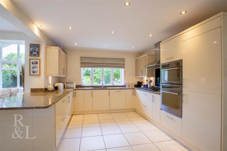 5 Glebeland Close (16).jpg