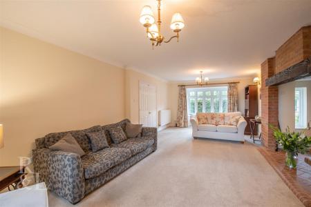5 Glebeland Close (30).jpg