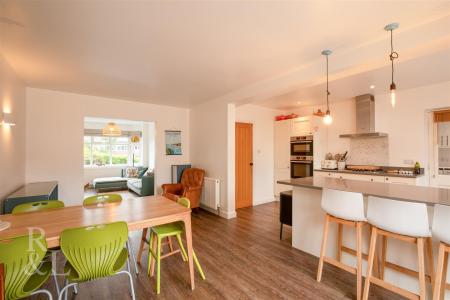 15 Medina Drive (4).jpg