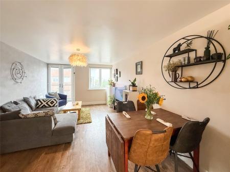 Lounge/Dining Area