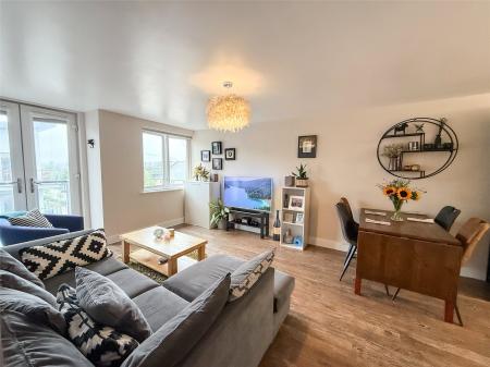 Lounge/Dining Area