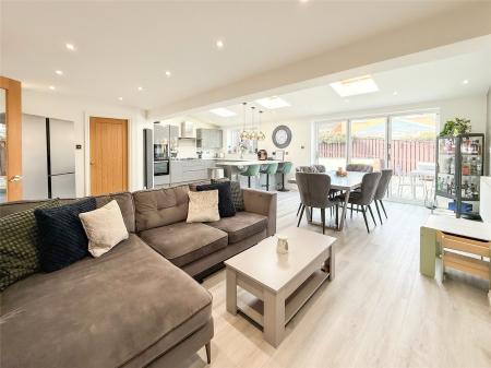 Open Plan Living/Dining Kitchen
