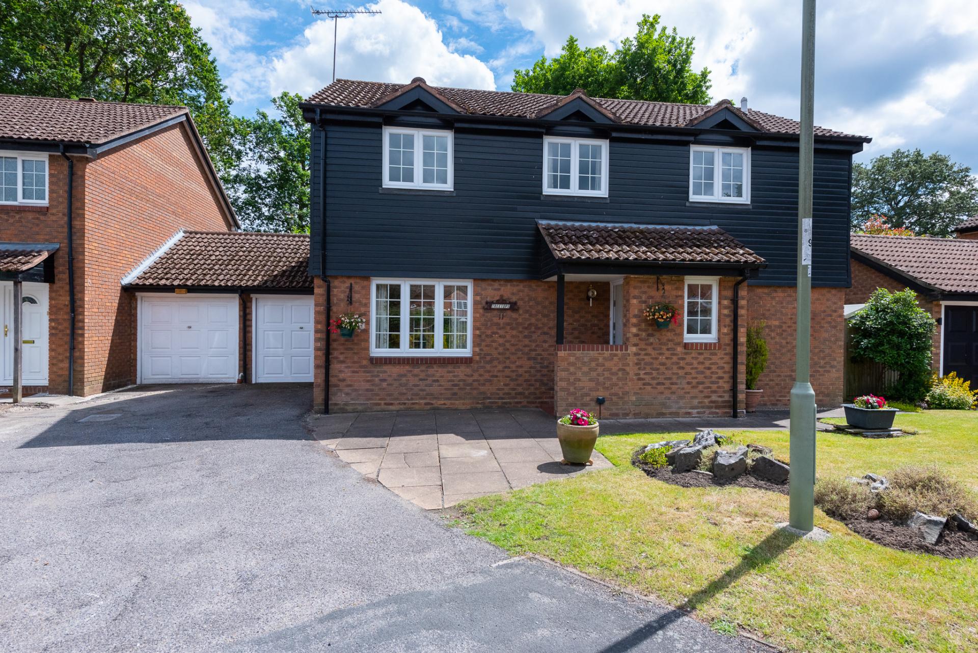 4 bedroom Detached House for sale in Farnborough