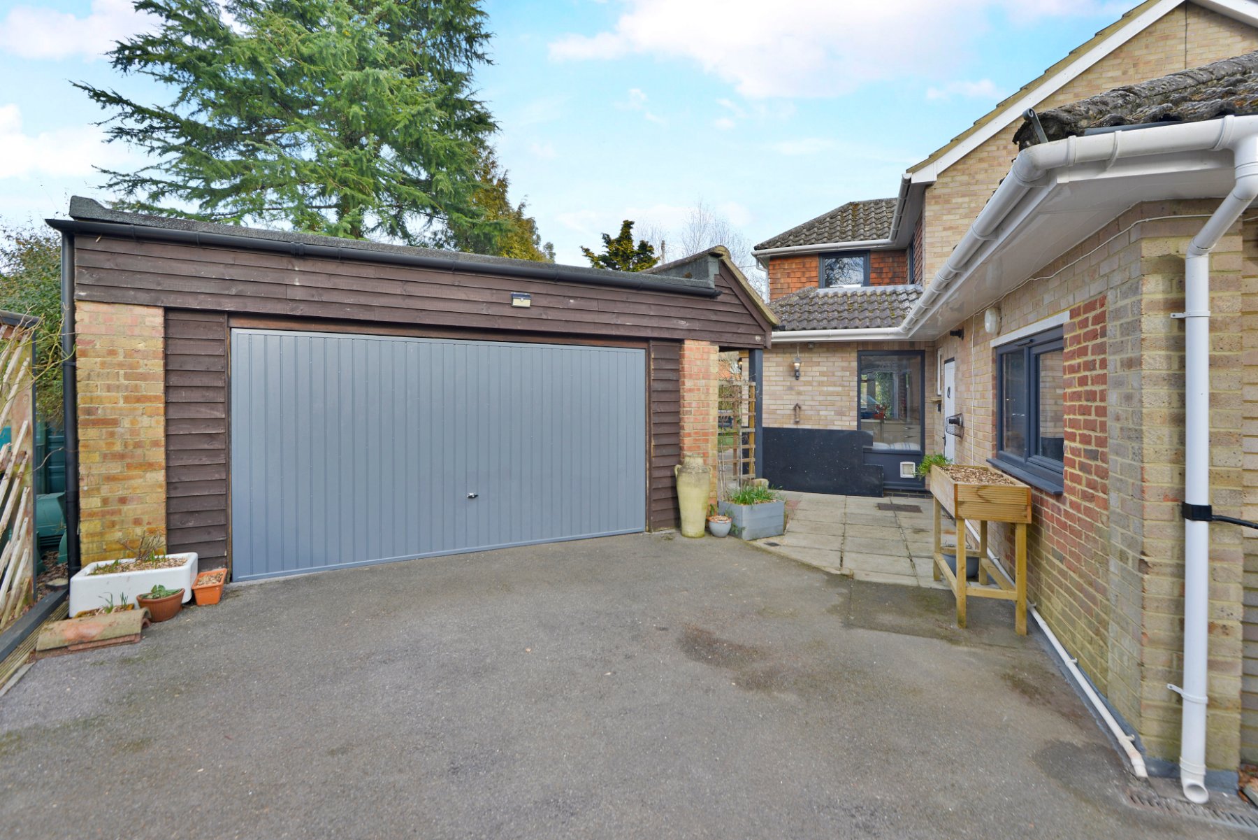 4 bedroom Detached House for sale in Elstead