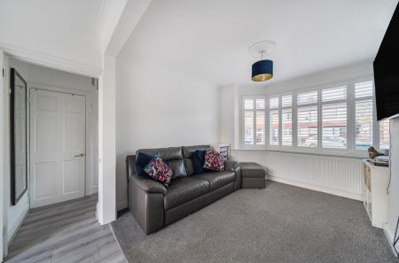 1372705-9-68ff9ba...