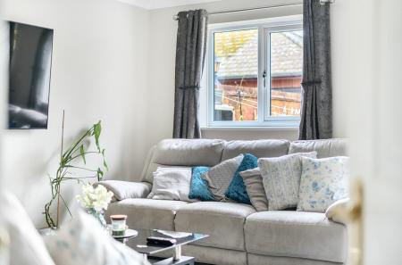 1374717-25-690b49...