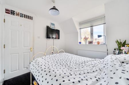 1374717-19-690b48...