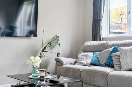 1374717-28-690b49...