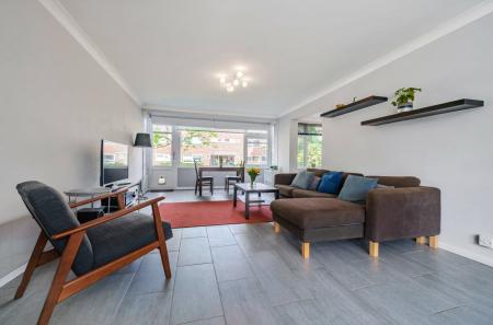 Lounge/Dining