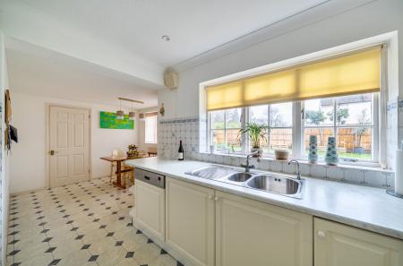 1397854-6-6978b35...