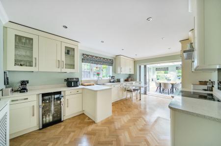 1310654-6-684fe8f...